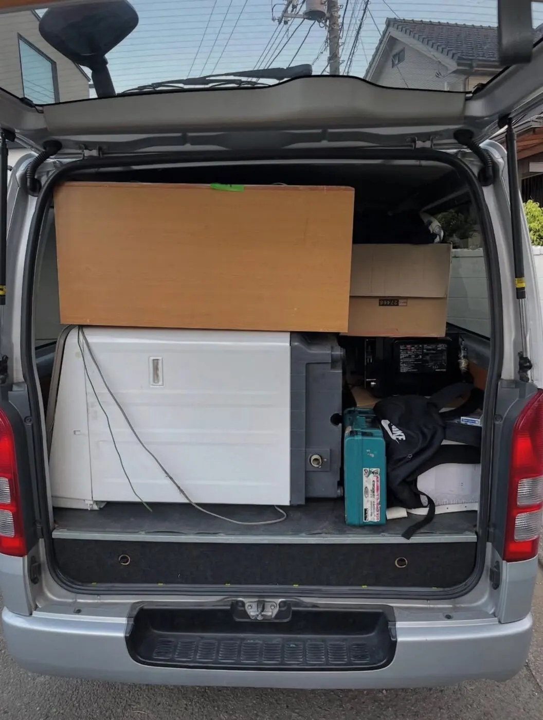 不用品を積み込んだ車両