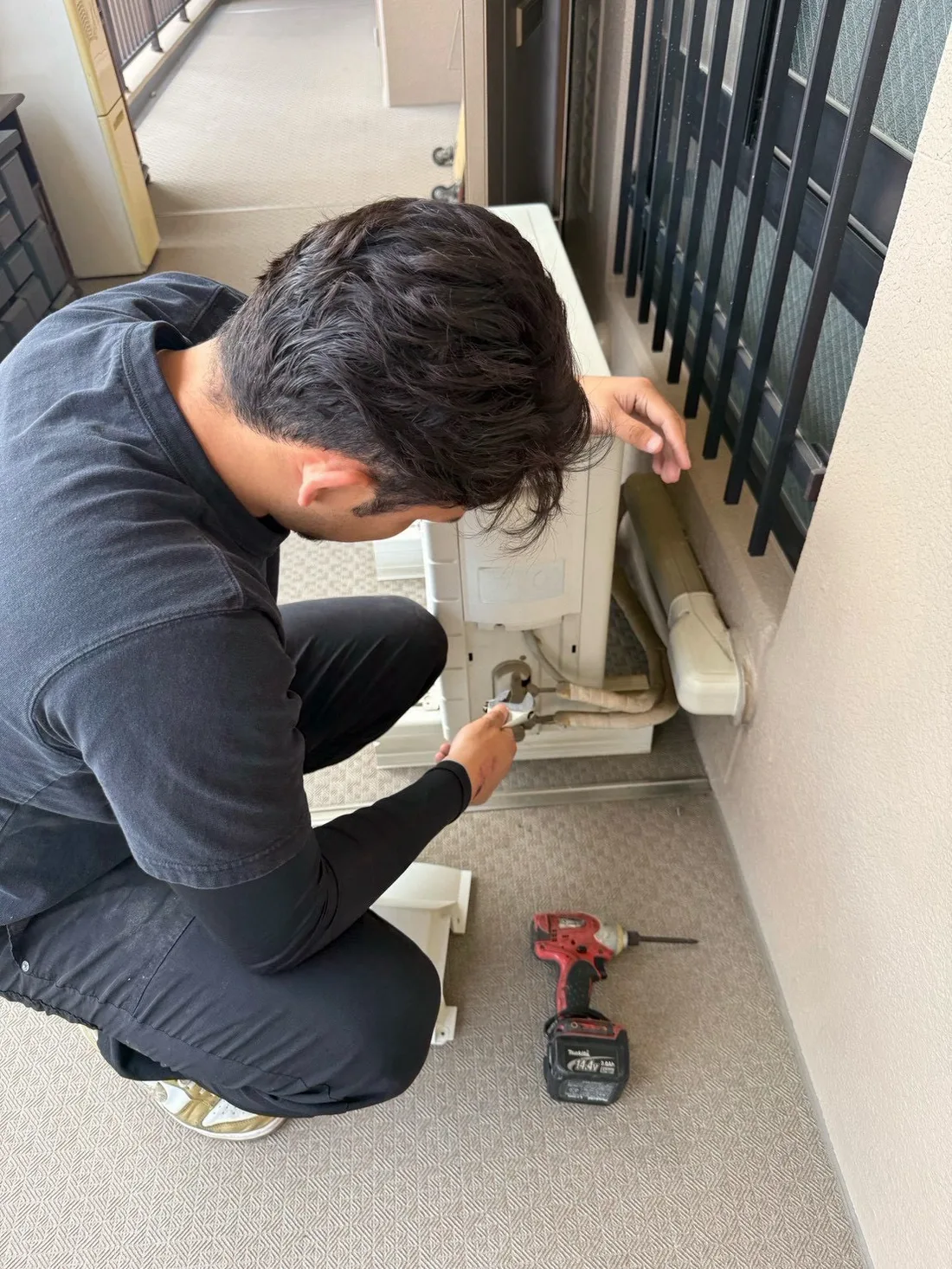 エアコン室内機の取り外し作業