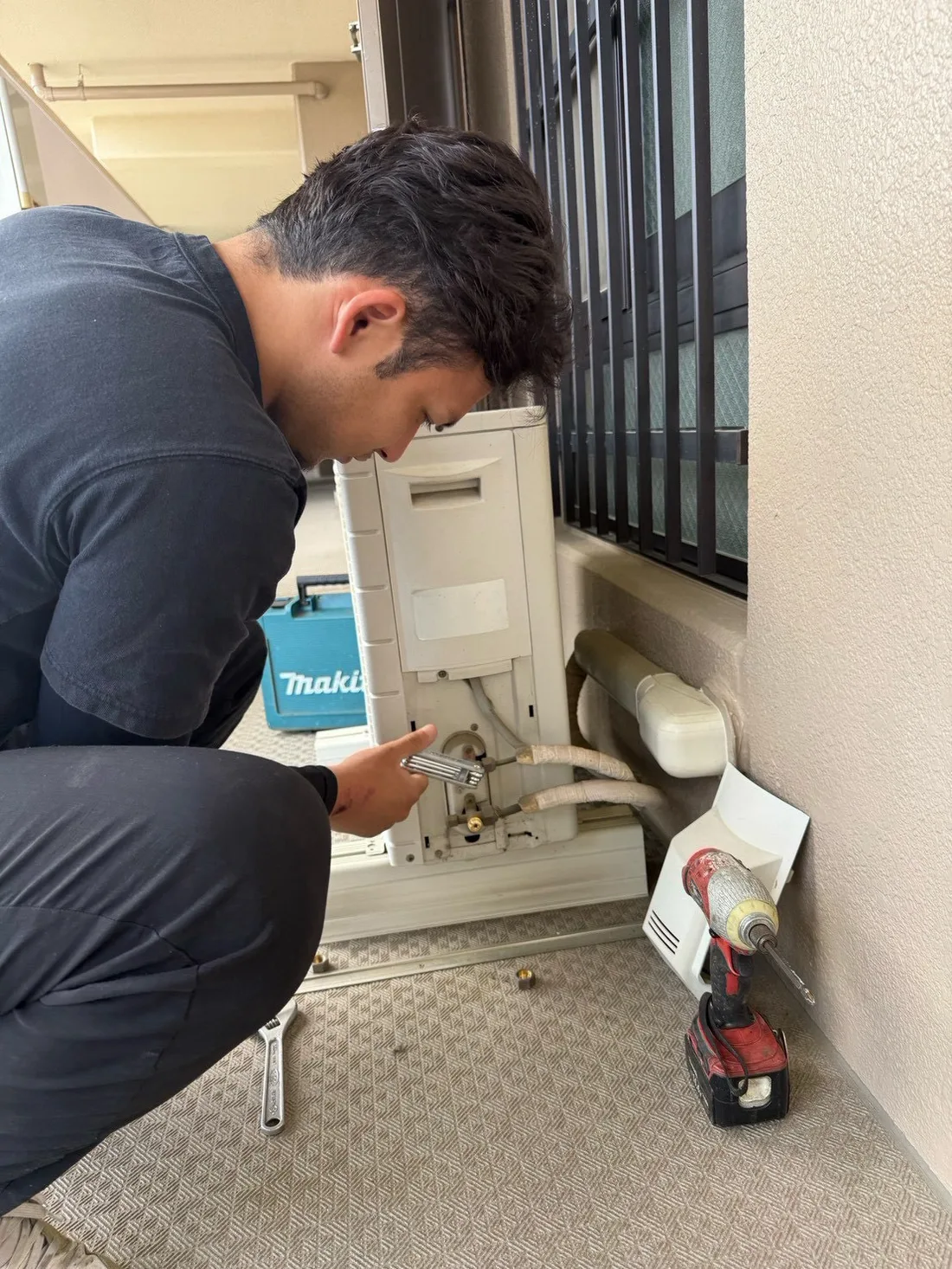 エアコン室外機の取り外し作業
