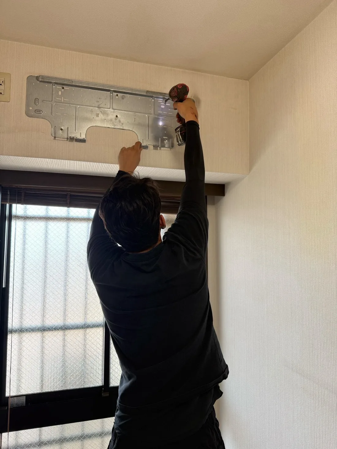 エアコン背板の取り外し