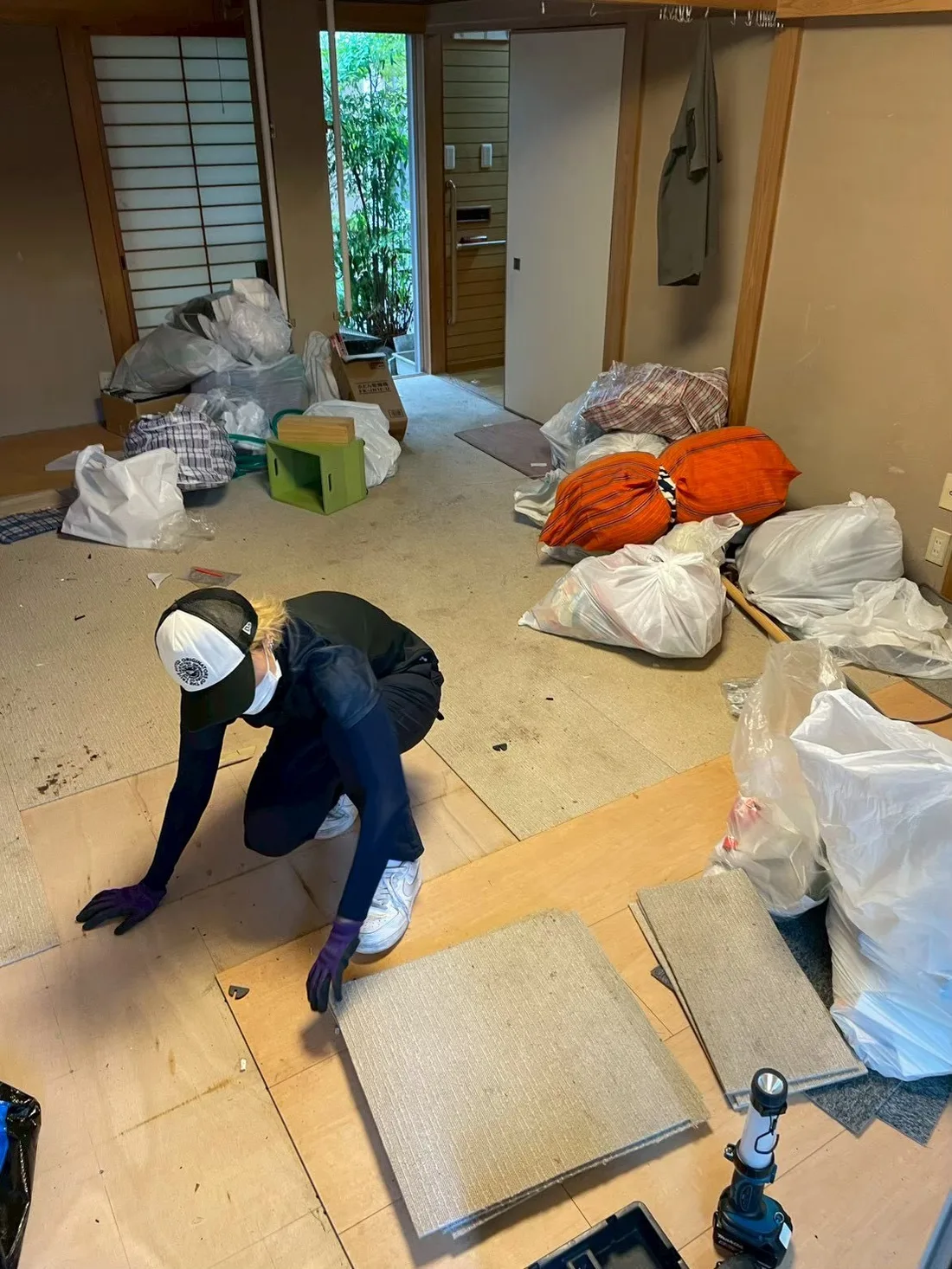 防塵マスクを着用しての床材撤去作業