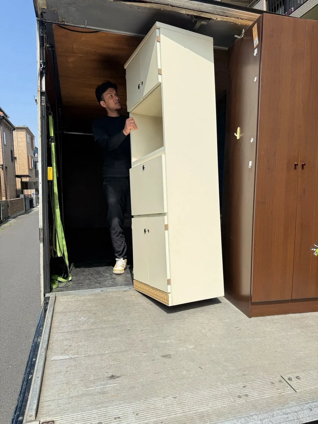 食器棚をトラックへ積み込む作業